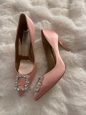 Badgley Mischka Blush Pink Satin Pointed-Toe Crystal-Embellished Pumps coral 8.5